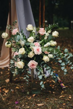 Düğün için kemer. Kemer, güzelce süslenmiş.