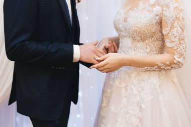 Halkalar, closeup görünümü ile damat ve gelin el