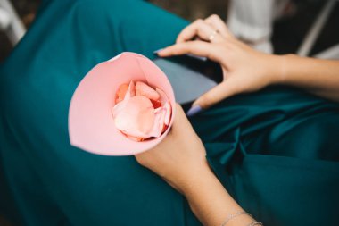 Düğün töreninde gül yapraklı kağıt torba. Hoş bir gelenek.