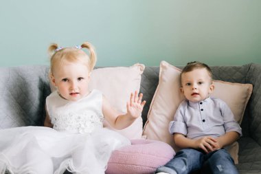 Bir çocuk kafesinde şık bir kız ve erkek.