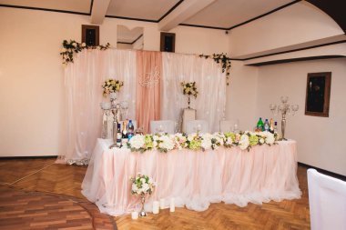 Şölen salonunda süslü bir düğün masası.