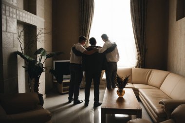 Düğün için. Damat ve arkadaşları düğün günündeler.