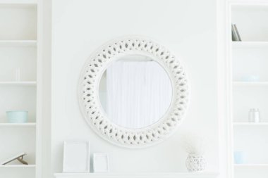 Işık arkaplanındaki yuvarlak beyaz ayna