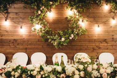 Rusty 'de yeni evliler için harika bir masa.