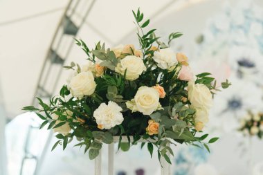 Şenlikli bir akşam yemeği için taze çiçeklerle süslenmiş masalar.