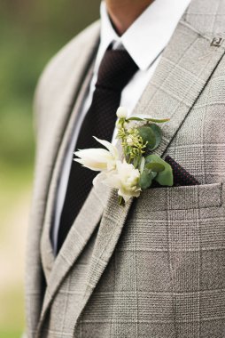 Damat için güzel bir yaka çiçeği. Bir yaka çiçeği tasarla. Düğün.