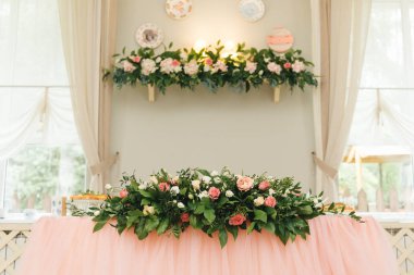 Düğünler ve tatiller için dekor konsepti, çiçek aranjmanı