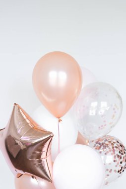 Açık arkaplanda beyaz ve pembe renkli toplar