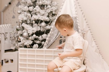 Küçük tatlı bebek bir çadırda, çocuk odasında oturuyor.