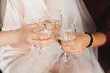 Kutlama. Şampanya kadehleri tutan insanlar kadeh kaldırıyor..