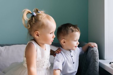 Bir çocuk kafesinde şık bir kız ve erkek.