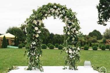 Düğün için kemer. Kemer, güzelce süslenmiş.