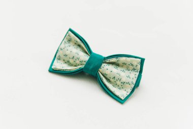 Beyaz arka planda papyon yeşili, tımar, 