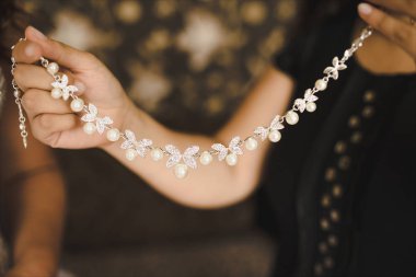Gelinin düğün bilekliği annenin elinde.