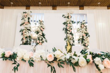 Düğünler ve tatiller için dekor konsepti, çiçek aranjmanı