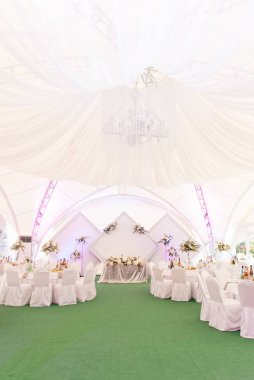 Düğün ve tatil için dekor konsepti, güzel beyaz çadır deco