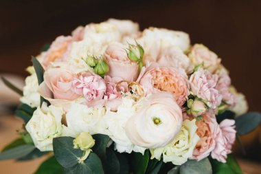 Çiçeklerin arka planında alyanslar var.