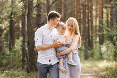 Mutlu genç aile doğada birlikte vakit geçirir..