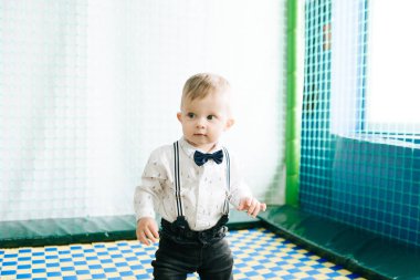 Çocuk merkezinde trambolinde zıplayan sevimli bir bebek. Komik çocukluk