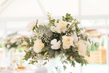 Tatil ve düğün için güzel bir dekor, çiçek aranjmanları.