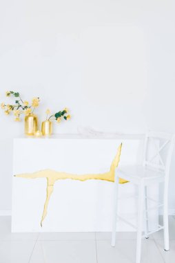 Beyaz koltuk ve masa Altın çatlaklar ve süslemeler