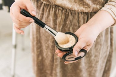 Gölgeler ve kızarıklık makyaj için. Bir kıza yakın çekim.