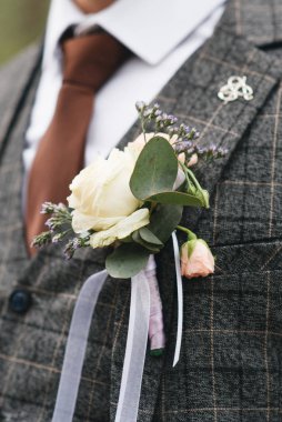 Damat için güzel bir yaka çiçeği. Bir yaka çiçeği tasarla. Düğün.