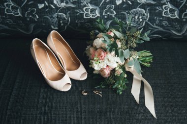 Gelinin düğün buketi pembe, beyaz güller, sarı ve 