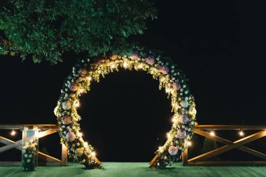 gece düğün töreni. Düğün kemerle süslenmiş.