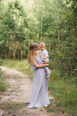 Mutlu genç aile doğada birlikte zaman geçirir. Bebekli tatlı anne