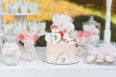 Çikolatalı çocukların doğum günü partisi, beyaz ve pembe, seçici f