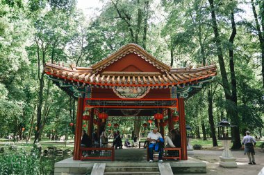 Etrafı yeşilliklerle çevrili Çin pavyonu