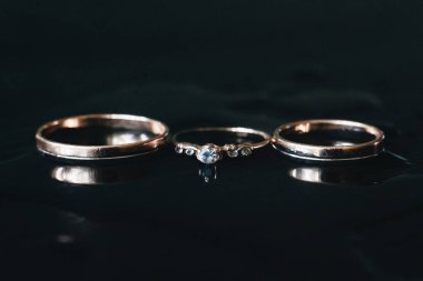 Evlilik nişan yüzükleri siyah arka planda. Aşk kavramı.