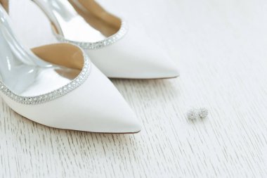 Düğün gününün detayları. Gelinin ayakkabıları hafif bir sırtta