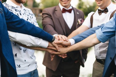 Damat ve arkadaşları, yakın çekim.