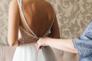 Sabah gelin. Nedime elbisesinin kadar bağlama gelin yardım.