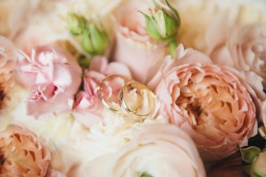 Çiçeklerin arka planında alyanslar var.