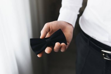 Damat sabah hazırlığı, kelebekli yakışıklı damat