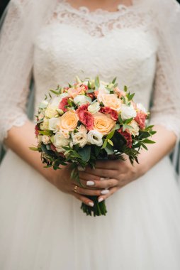 Gelin sabah ayrıntılar. Düğün buketi brid elinde