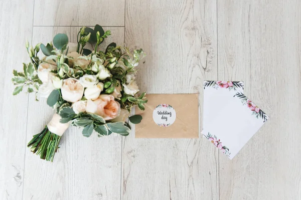 Stylová růžová svatební pozvánka na světlém pozadí s krásou — Stock fotografie