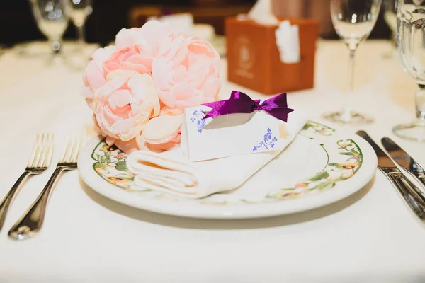 Lege klassieke witte plaat in een restaurant met een blanco kaart en — Stockfoto