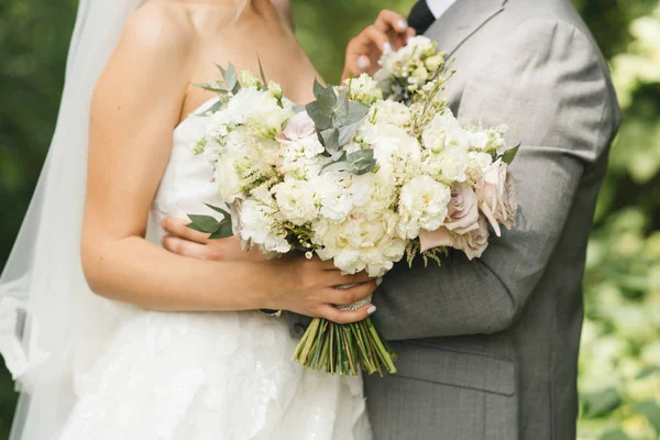 Bruidsmorgen details. Bruiloft mooi boeket in de handen o — Stockfoto