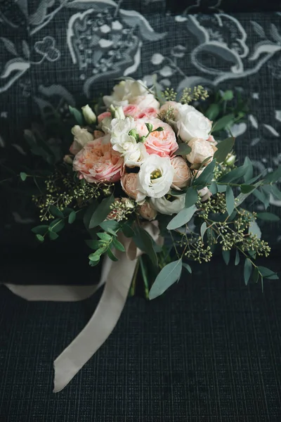 Wedding Bridal bouquet with pink and white roses, eustomas and g — Stock Photo, Image