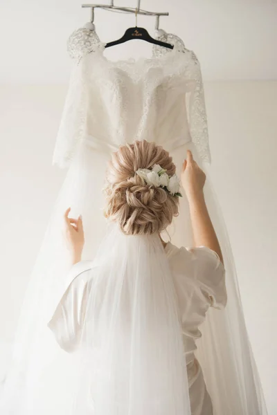 Penteado de noiva elegante, visão traseira no fundo do casamento — Fotografia de Stock