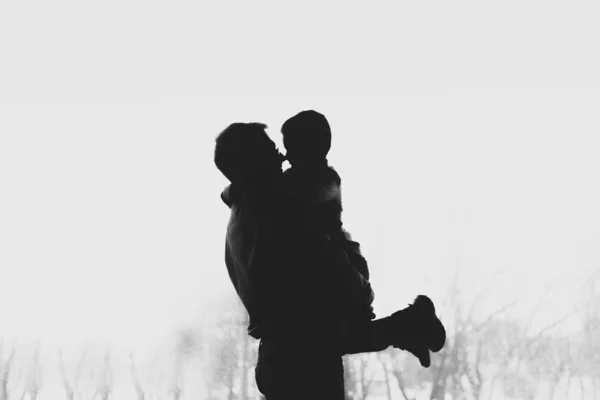 Silhouette papà e figli in piedi vicino alla finestra. Nero e wh — Foto Stock