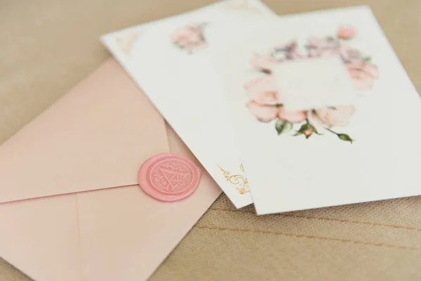 Stílusos rózsaszín esküvői meghívó világos háttér, gyönyörű — Stock Fotó