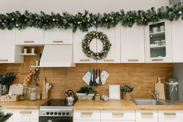 Noel dekorasyonu, tatil için dekore edilmiş mutfak, seçici amaçlı.