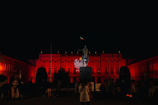 Menschen Und Denkmal Durch Rot Beleuchtetes Gebäude Der Nacht — Stockfoto