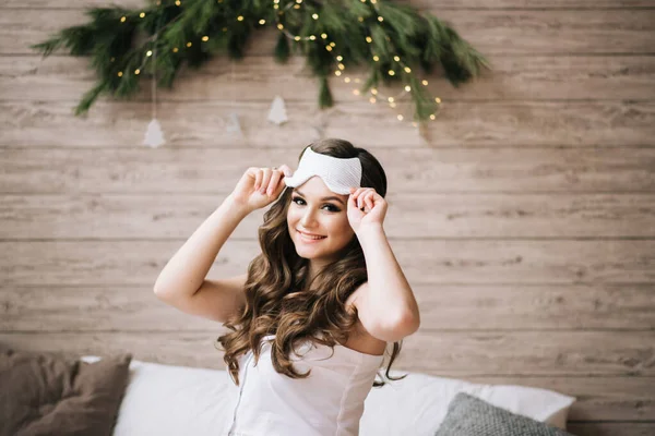 朝にポーズをとる幸せな若い女性のクローズアップポートレート 睡眠マスクを持つ笑顔の女性 トップビュー — ストック写真