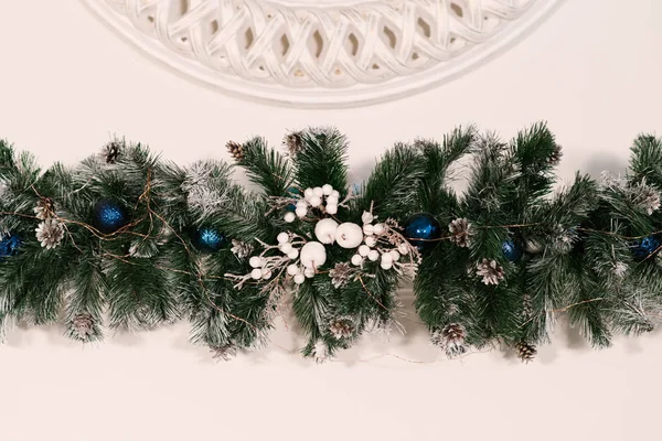 Kerstdecor, dennenboom met vakantiespeelgoed, selectieve focus — Stockfoto